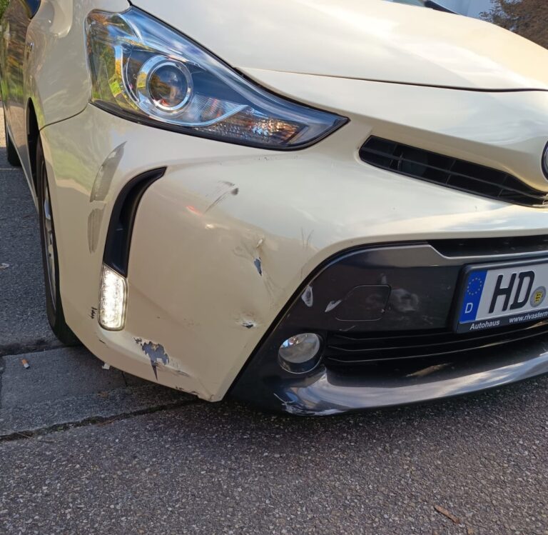 Beschädigter PKW nach Unfall.