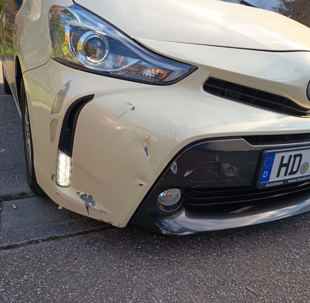 Beschädigter PKW nach Unfall