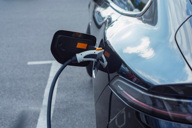 Elektro Auto beim laden.
