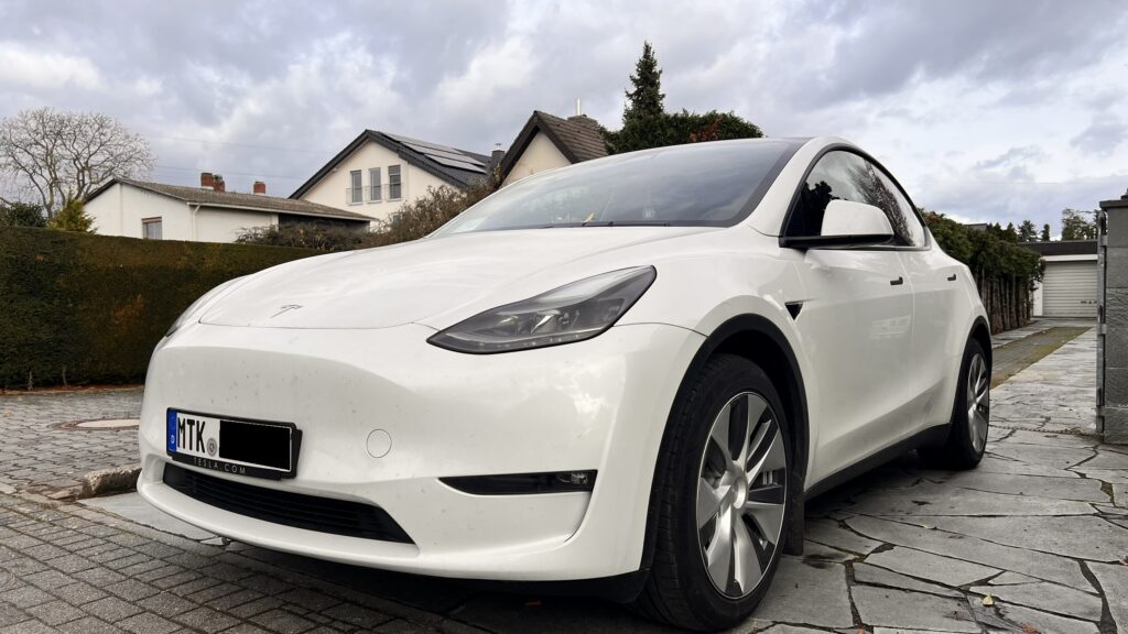 Weißes Elektrofahrzeug bei der Begutachtung