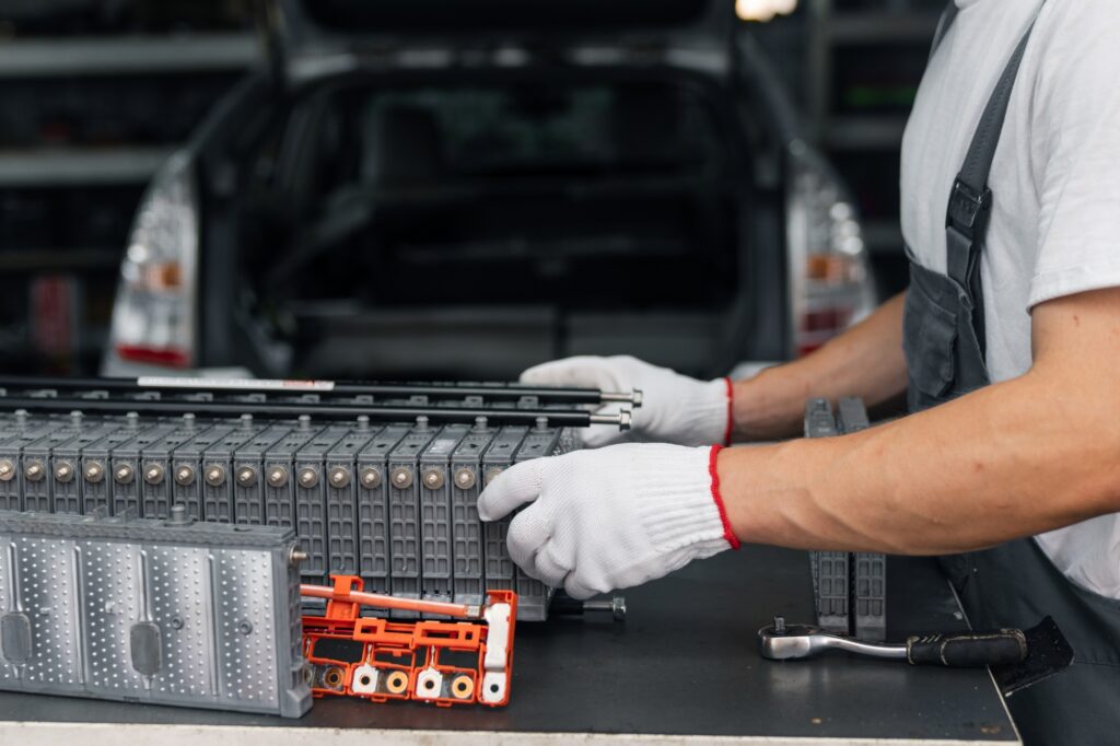 Hochvolt-Komponenten eines Elektro- oder Hybridfahrzeugs