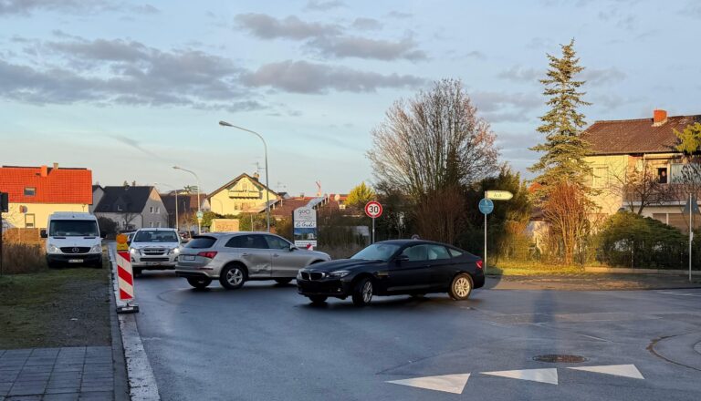 Kfz Gutachter vor Ort nach einem Unfall.