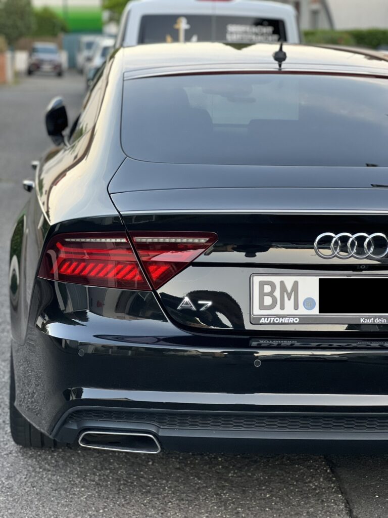 Schwarzer Audi A7 repariert.
