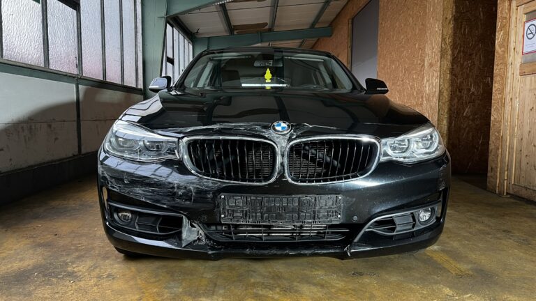 Schwarzer BMW vor Reparatur