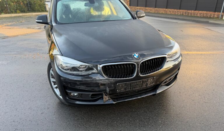 Schwarzer BMW nach Unfall.