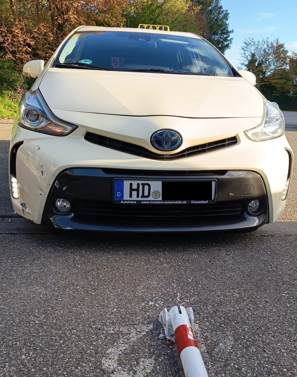 Taxi mit beschädigter Stoßstange nach einem Unfall