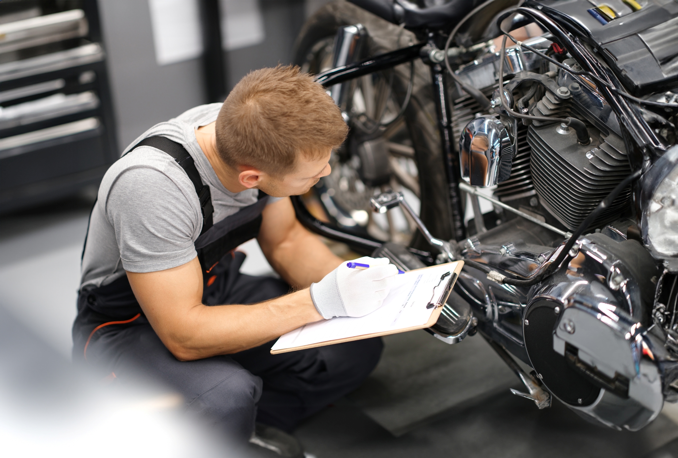 Motorrad wird für ein Gutachten begutachtet